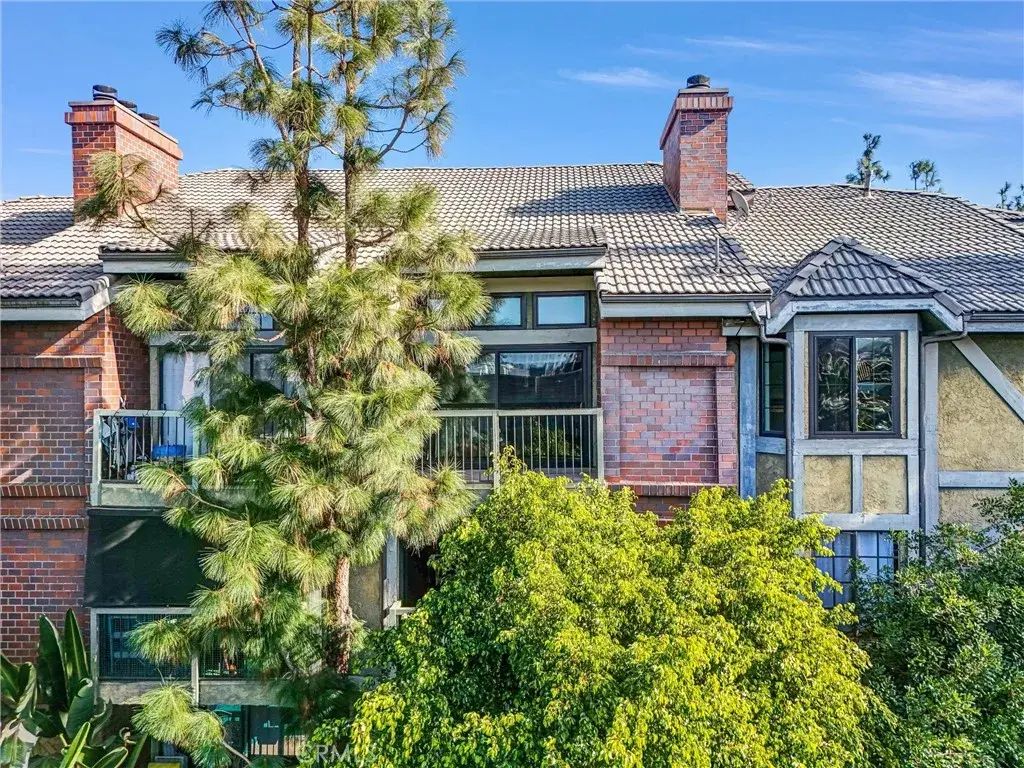 18324 Clark Street 315, Tarzana