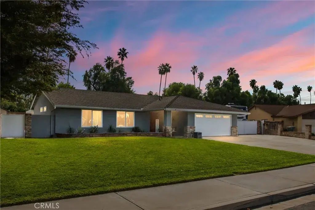 9804 Calle Esplanade, Riverside