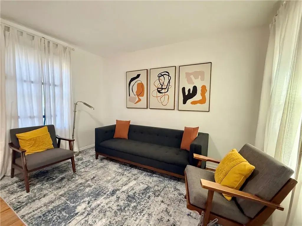 6948 Balcom, Reseda