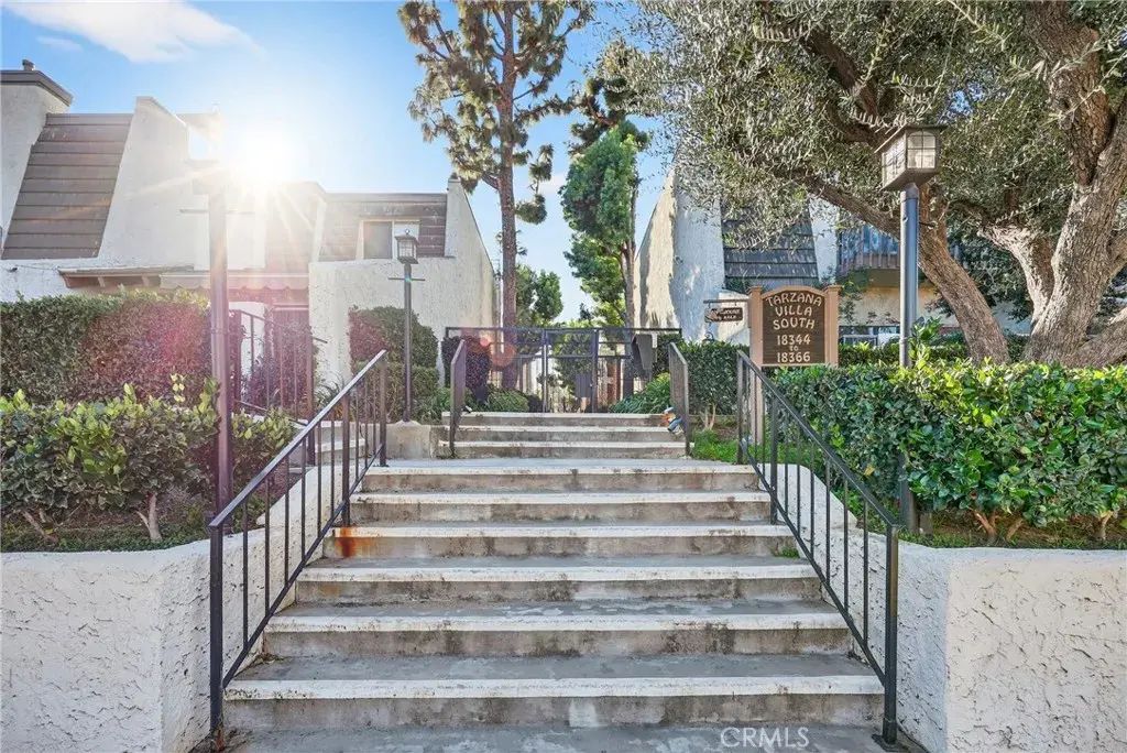18360 Collins Street E, Tarzana