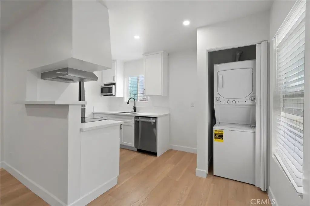 748 Newport Avenue 4, Long Beach