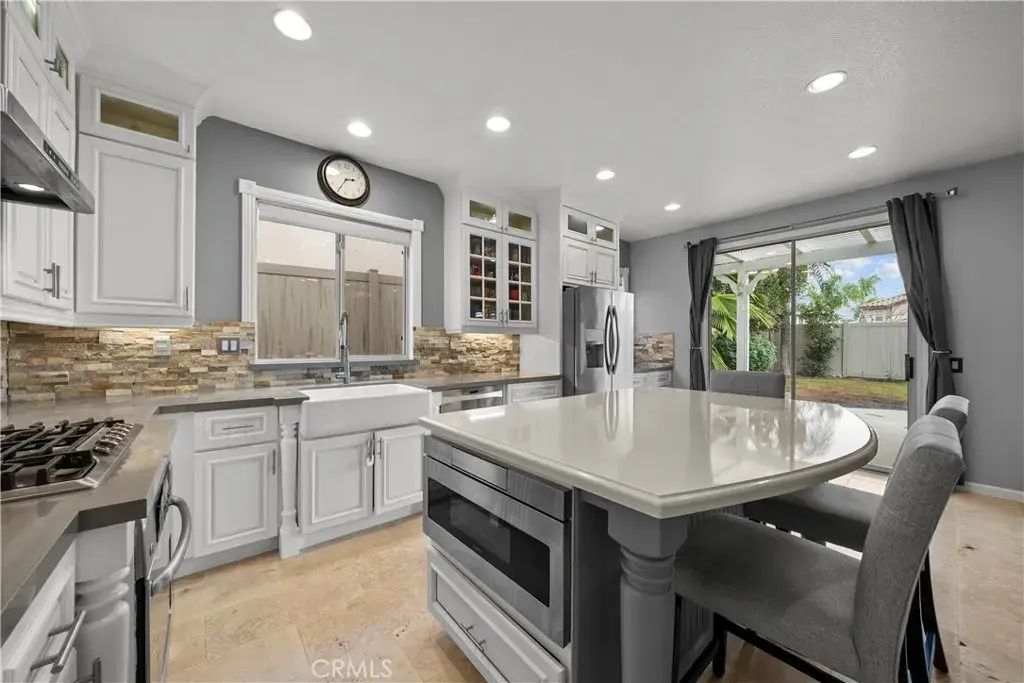 28640 Silverking Trail, Saugus