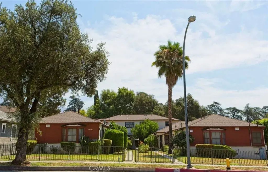 2010 N Los Robles Avenue, Pasadena