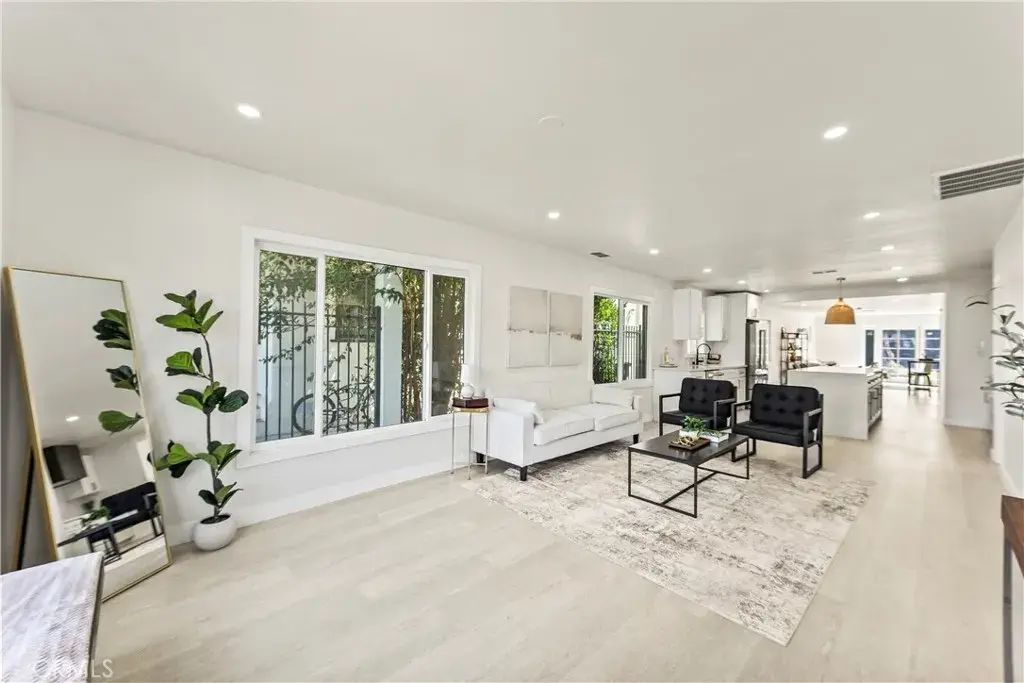 2942 S West View, Los Angeles