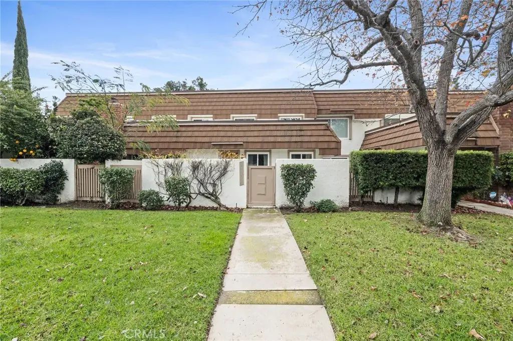 10140 Larwin Avenue 3, Chatsworth
