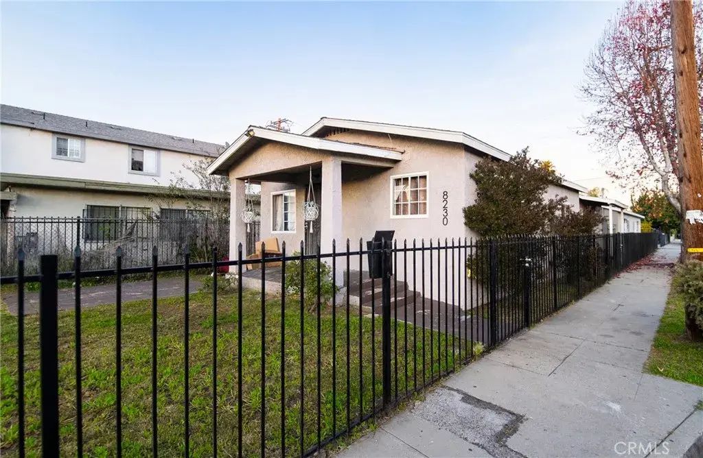 8230 Compton, Los Angeles