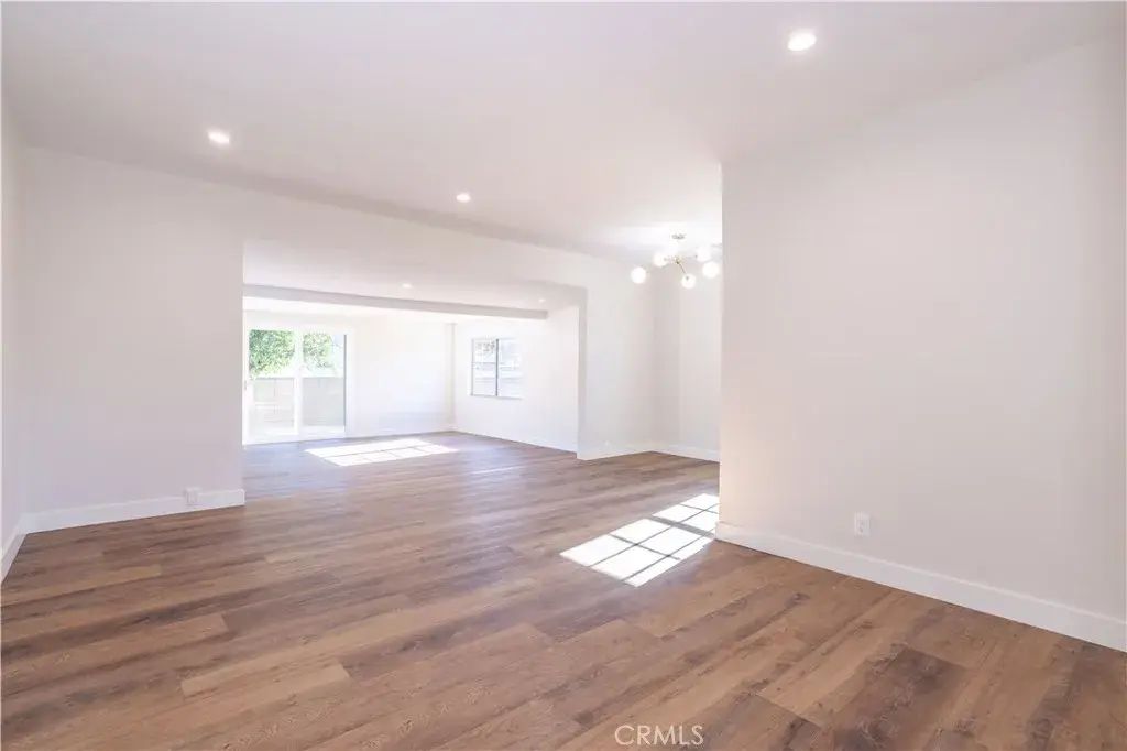 8330 Glenoaks Boulevard, Sun Valley