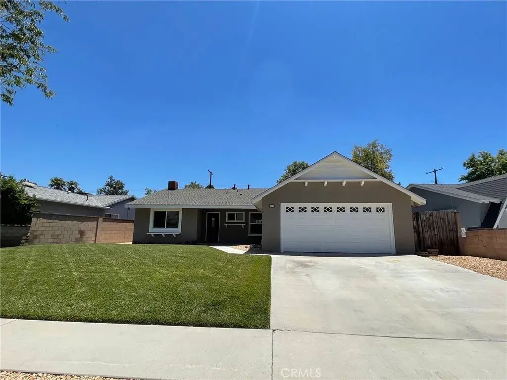 23370 Schoolcraft, West Hills