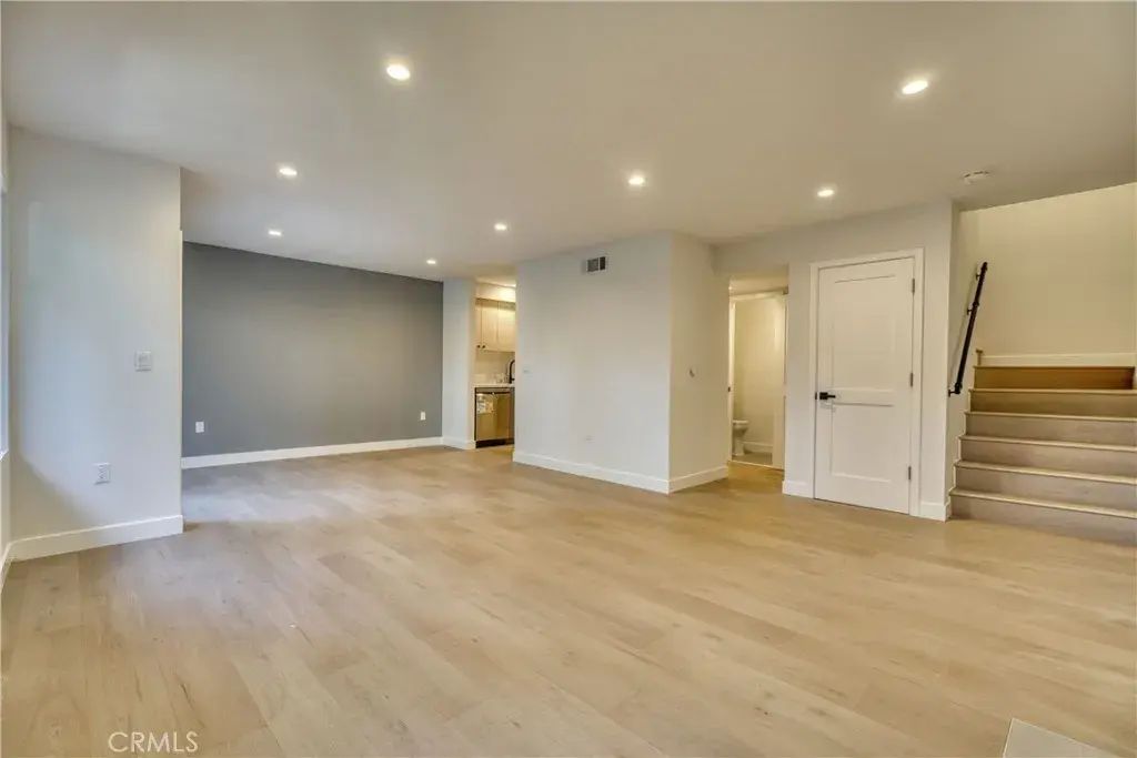 22133 Burbank 1, Woodland Hills