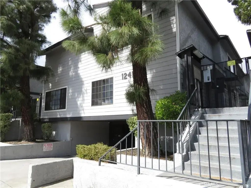 12415 Riverside Drive 1, Valley Village