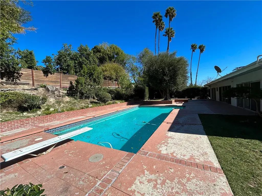 24057 Hatteras, Woodland Hills