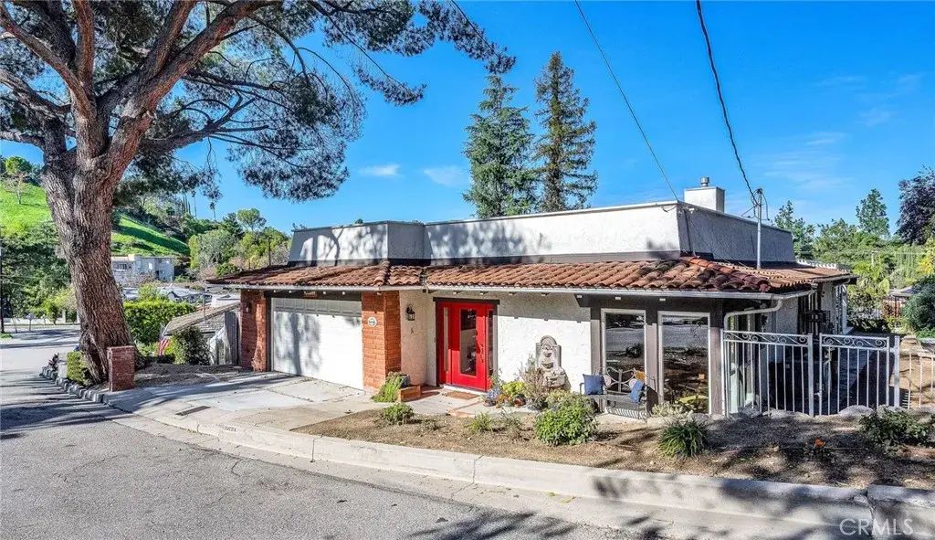 22661 Cavalier, Woodland Hills