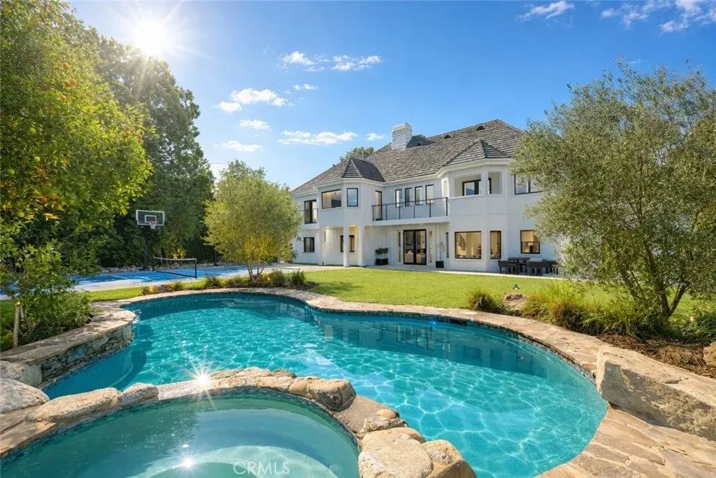 5946 Woodlake Avenue, Woodland Hills
