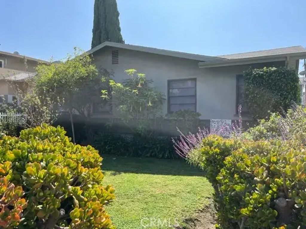 10856 Camarillo Street, Toluca Lake