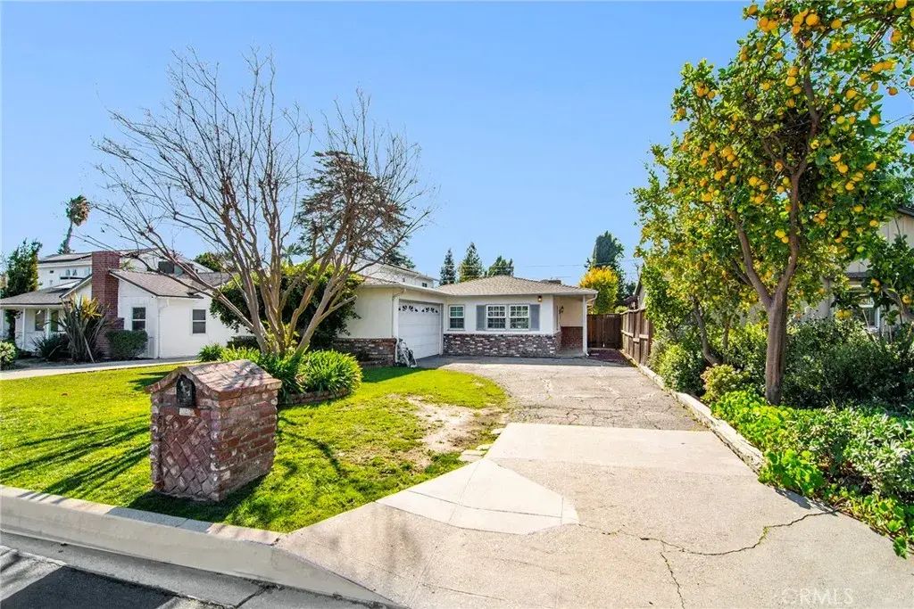 22716 Berdon Street, Woodland Hills