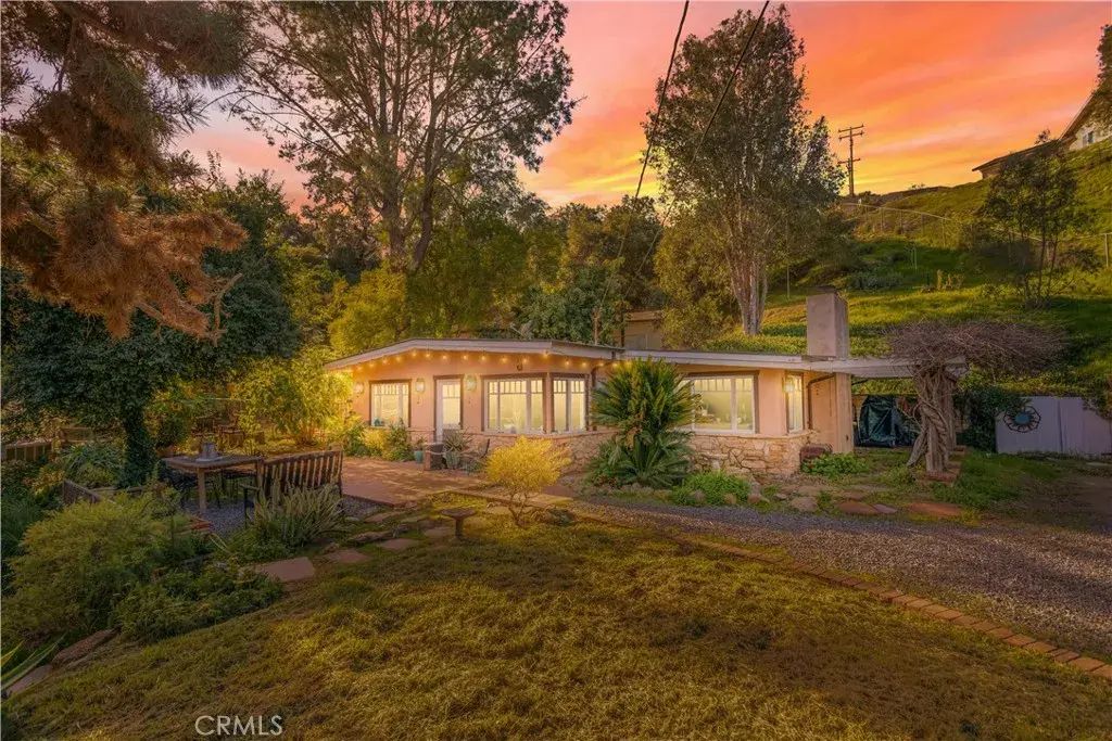 1027 S Live Oak Park, Fallbrook