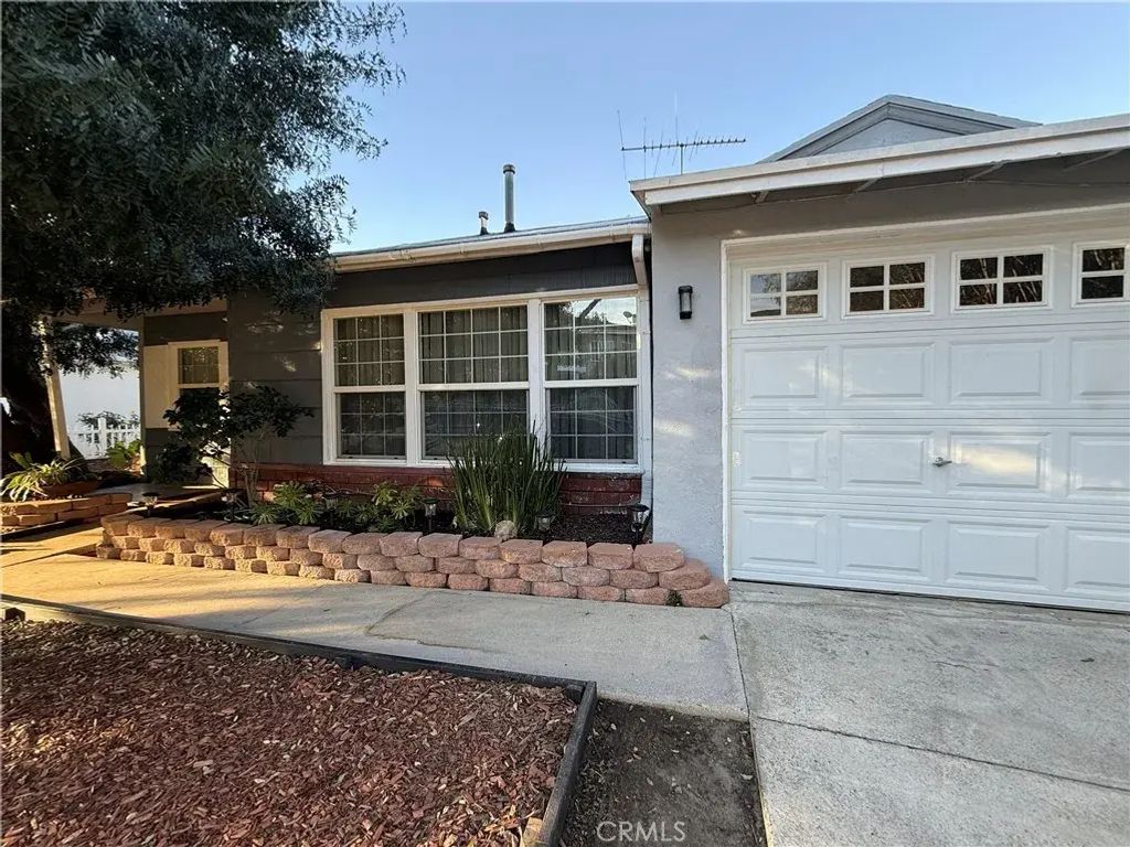 18237 Valley Vista, Tarzana