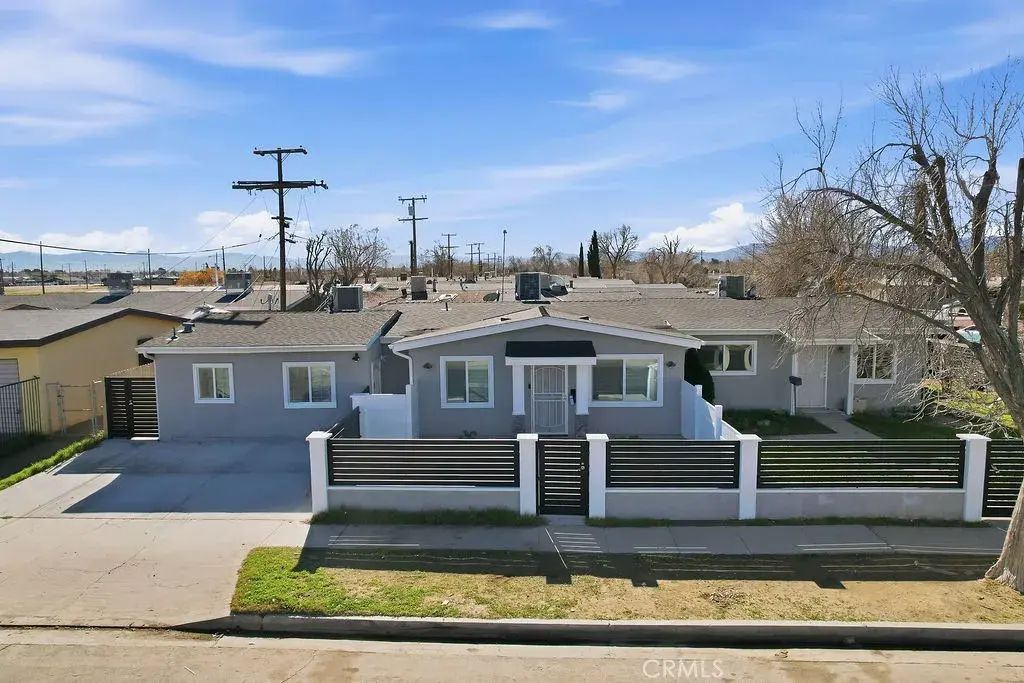 552 W Avenue H8, Lancaster