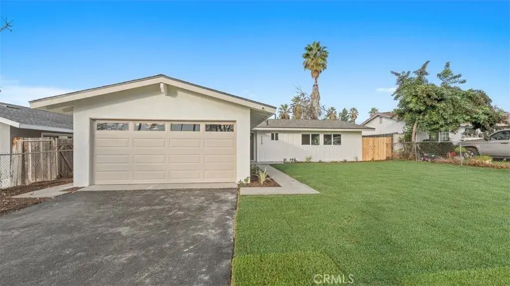 2229 Larchmont, Pomona