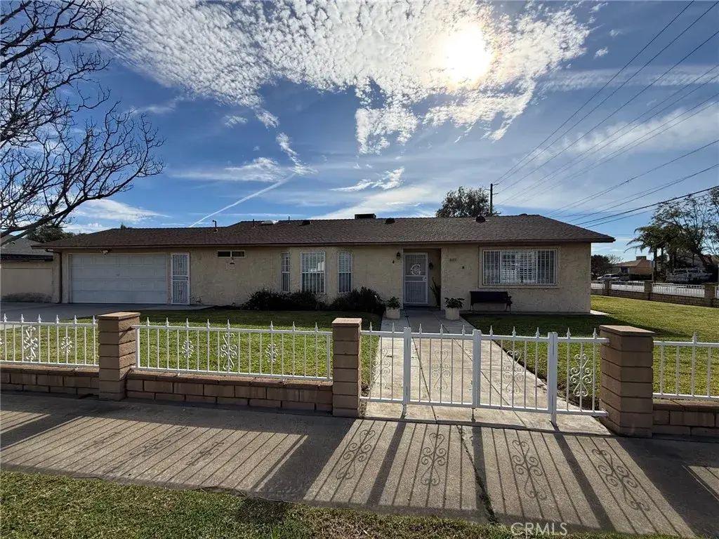 16113 Upland, Fontana
