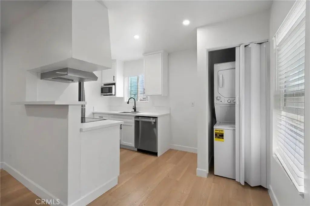 748 Newport Avenue 3, Long Beach