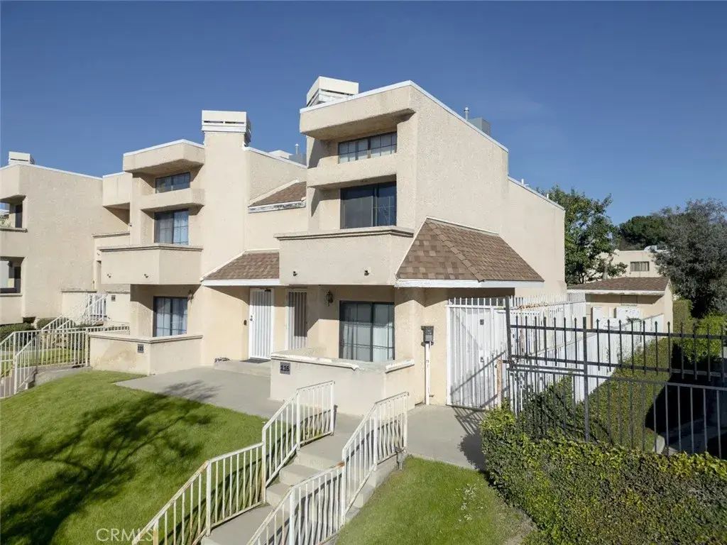 15035 Nordhoff Street 112, North Hills