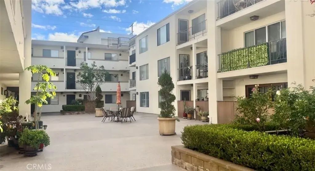 12801 Moorpark 106, Studio City