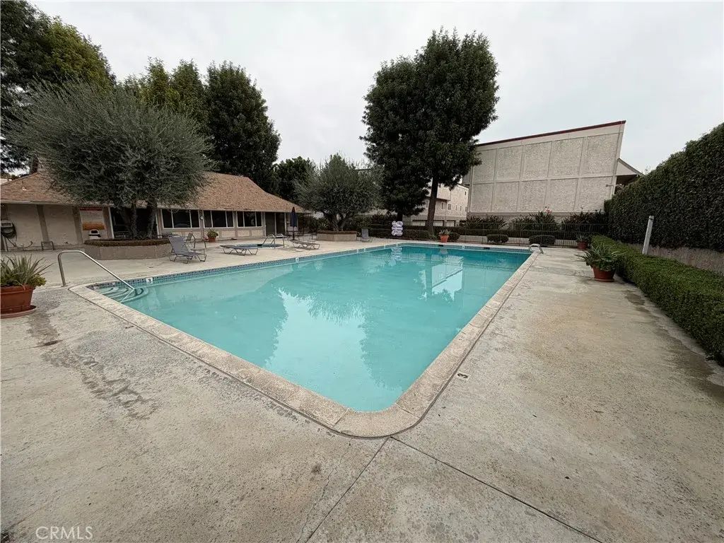 18333 Hatteras Street 62, Tarzana