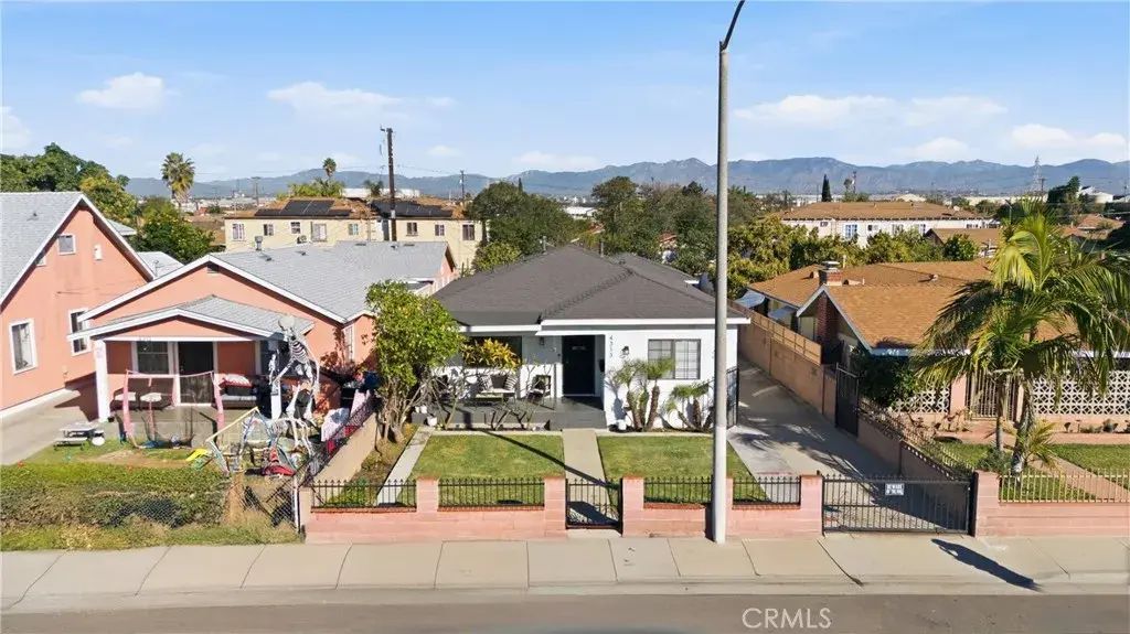 4313 E 55th, Maywood