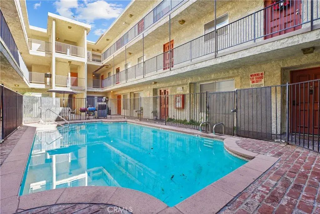 21219 Roscoe, Canoga Park