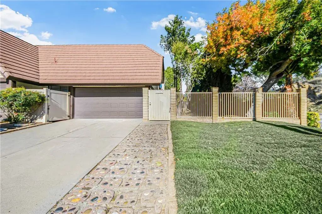 22703 Garzota Drive, Valencia