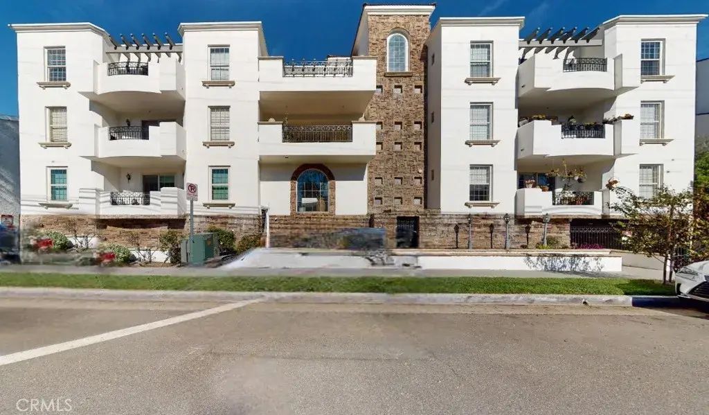 12407 Moorpark 301, Studio City