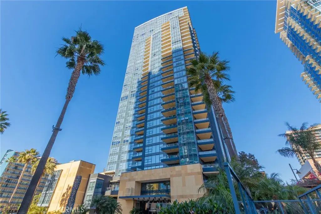 1325 Pacific Highway 2903, DOWNTOWN
