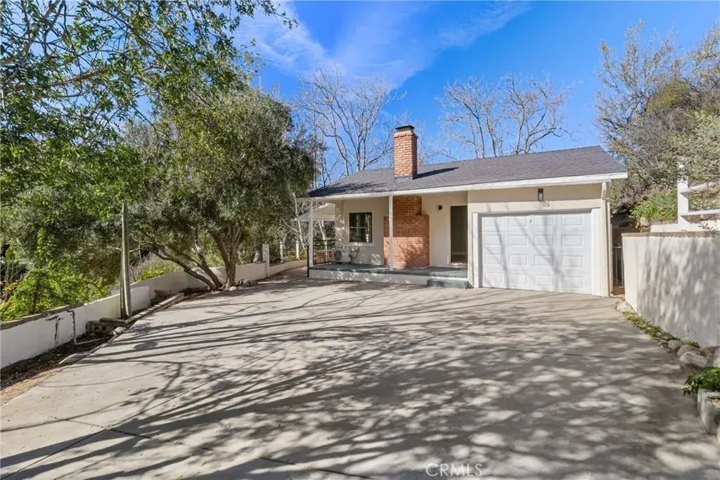 9817 Commerce, Tujunga