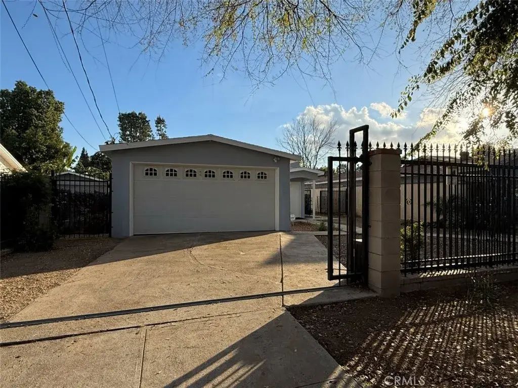 19512 Leadwell, Reseda