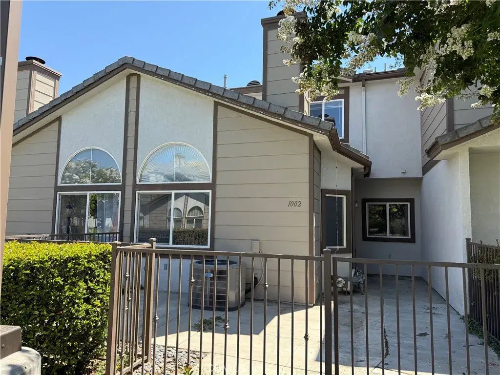 1555 Orange 1002, Redlands