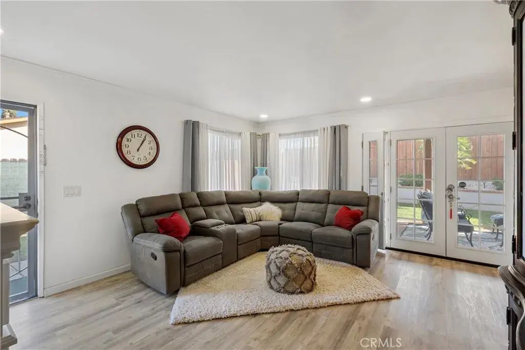 1233 Sunkist, Corona