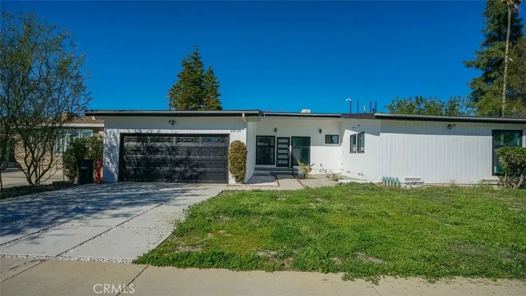 22135 Kittridge, Woodland Hills