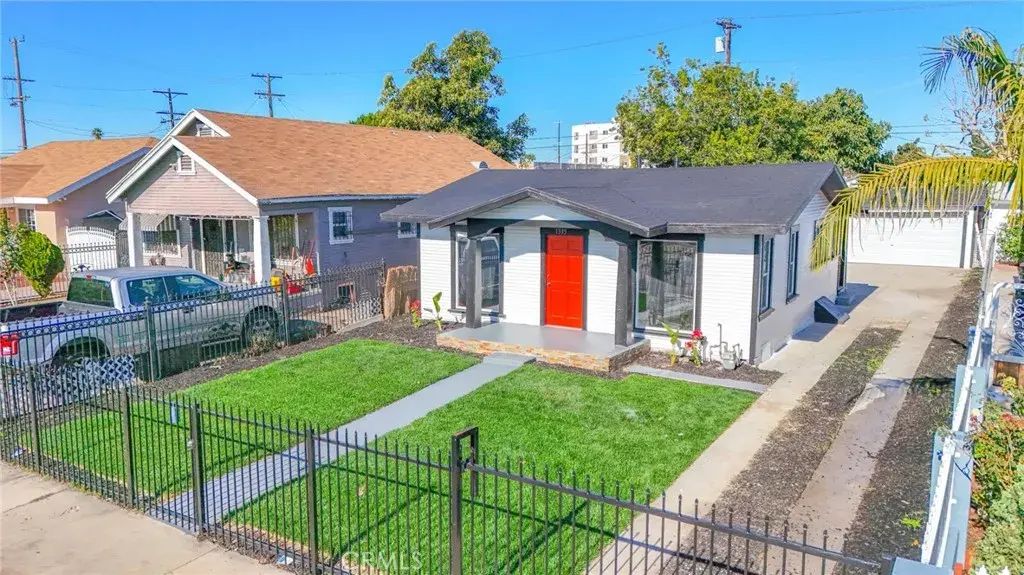 1335 W 68th, Los Angeles