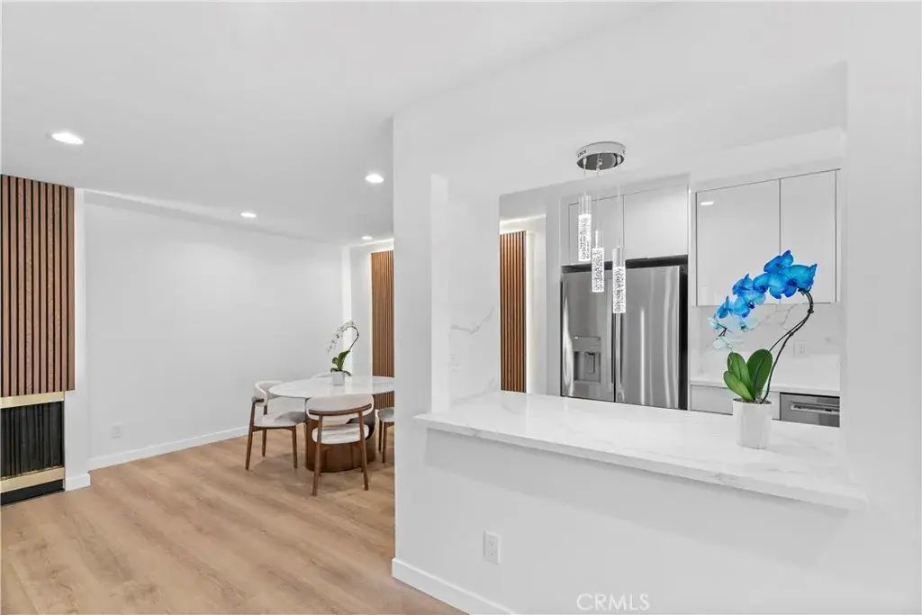 949 N Kings 215, West Hollywood