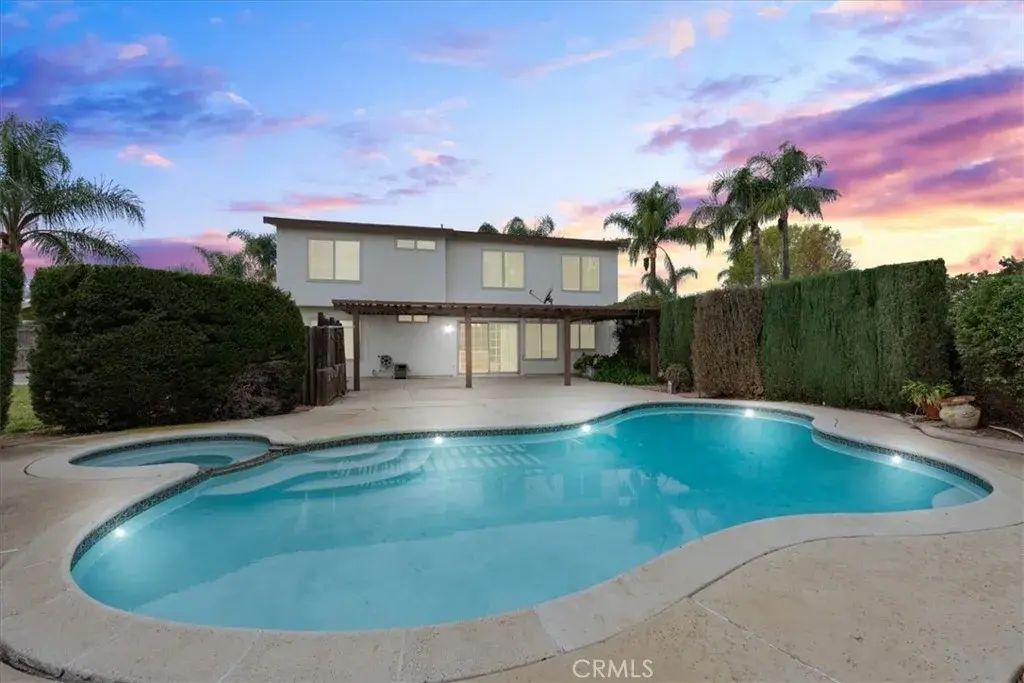 1121 Iris, Corona