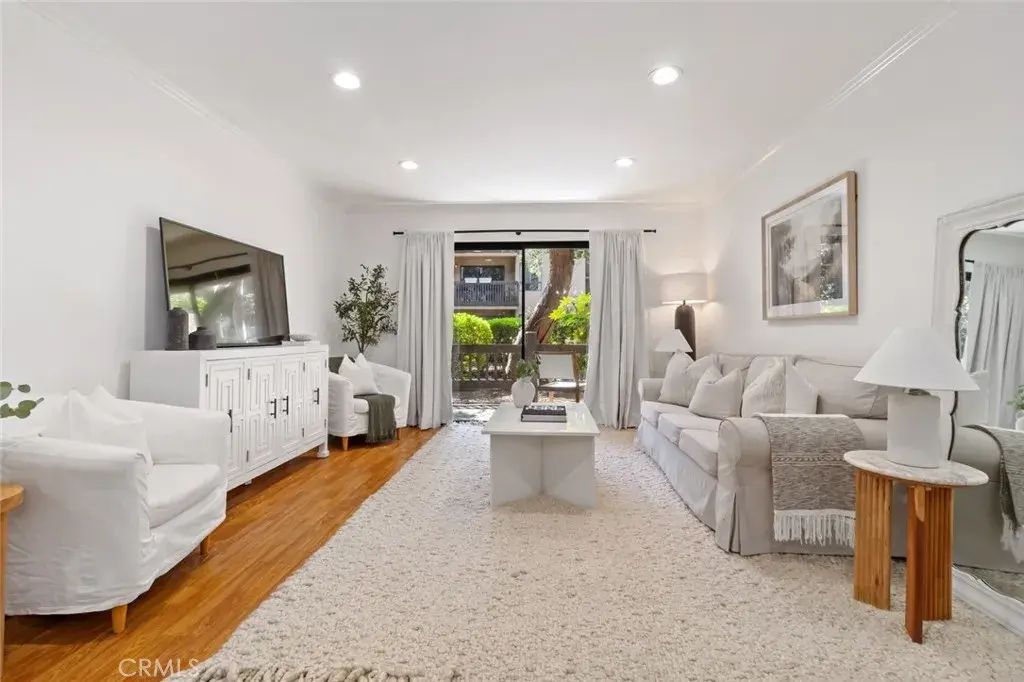 22100 Burbank 106 A, Woodland Hills