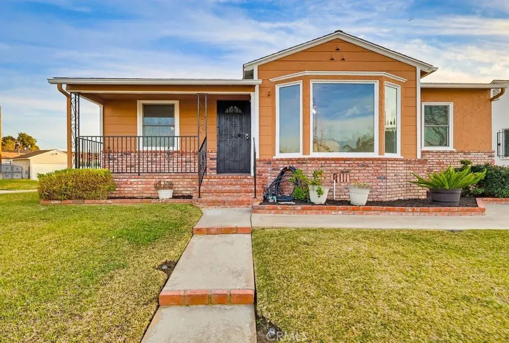 2836 Flangel, Lakewood
