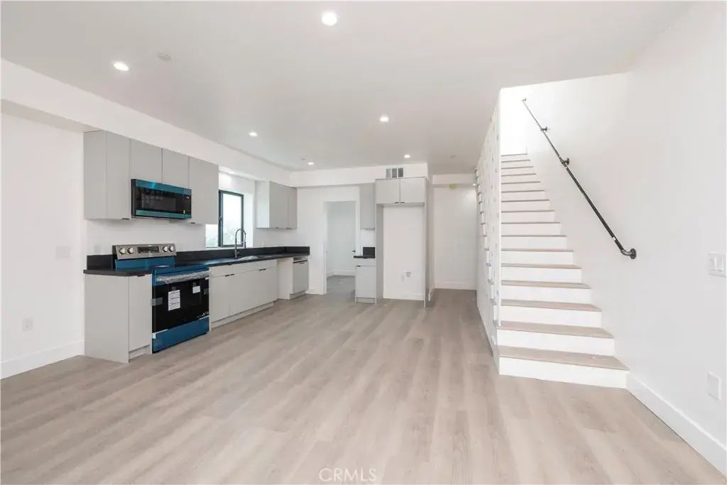 1571 Ricardo 2, Los Angeles