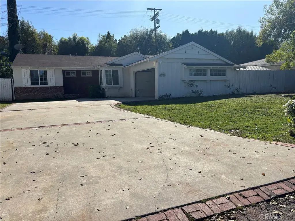 23070 Leonora, Woodland Hills