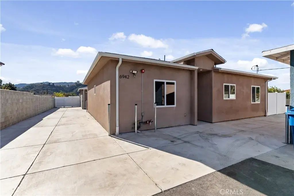 6942 Valmont, Tujunga