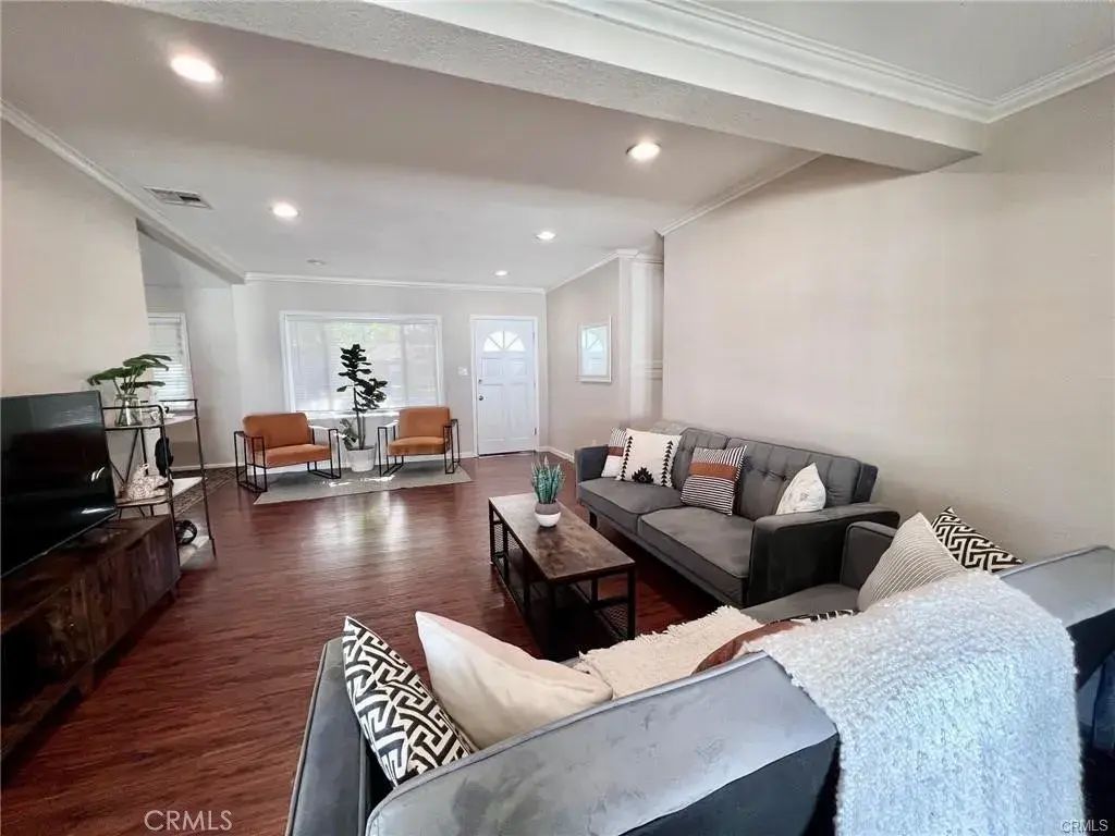 6944 Aura Avenue, Reseda
