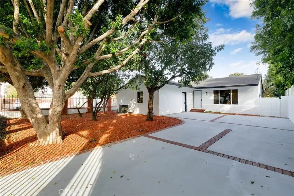15643 Lassen, North Hills