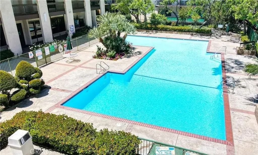 5460 White Oak F202, Encino