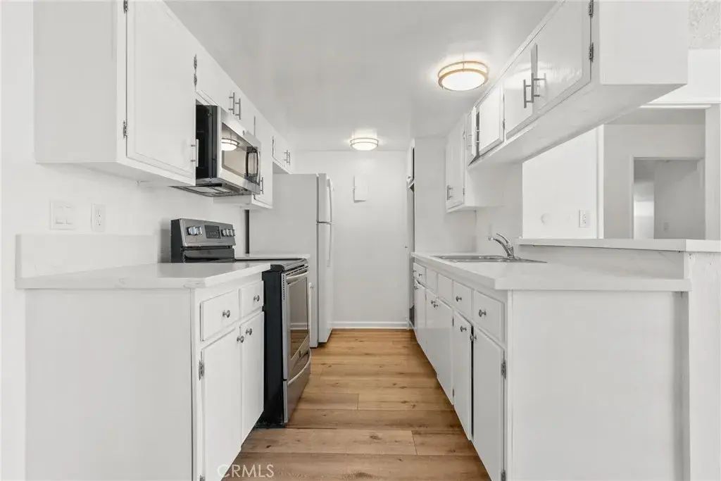 8649 Sunland Boulevard 5, Sun Valley